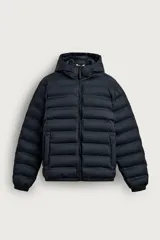 Campera puffer acolchada regular fit color negro, confeccionada en tejido técnico repelente al agua, con cuello subido, capucha y cierre frontal de cremallera.