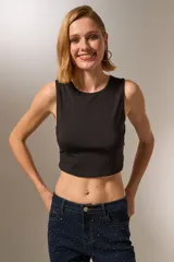 Top cropped negro de poliamida, con cuello a la base y diseño ajustado al cuerpo.
