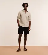 Bermuda masculina confeccionada en algodón con textura de rayas finas, cintura elástica, cierre tradicional y bolsillos. Marca Marfinno, colección Primavera/Verano 2025.