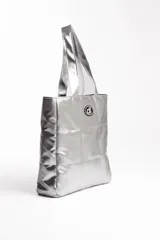 Bolso tipo shopper acolchado color negro, con diseño de cuadrícula. Posee dos asas de hombro y un parche ovalado con un logo estilizado en el frente.