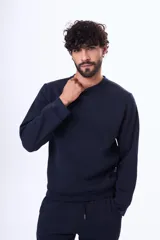 Buzo de felpa color negro, con cuello redondo, mangas largas y puños elásticos. Diseño básico y minimalista.