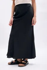 Pollera larga de corte evasé en color negro, confeccionada en tela liviana con caída fluida.