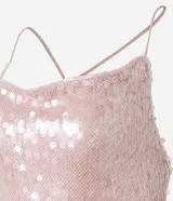 Vestido midi de lentejuelas color rosado, con escote drapeado en la parte delantera y escote degagê en la espalda con breteles finos cruzados. El bajo es asimétrico con punta y tiene un forro corto que crea un efecto de transparencia en las piernas.