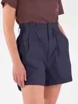 Short de lino color azul marino, con pinzas delanteras, cintura alta paperbag con cordón ajustable y bolsillos laterales.
