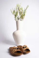 Sandalias negras con dos tiras anchas sobre el empeine, hebillas doradas ajustables y plantilla anatómica.