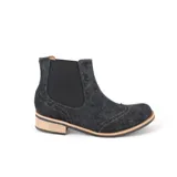 Botín tipo Chelsea de cuero negro con textura combinada, diseño con detalles de costuras y perforaciones decorativas. Cuenta con paneles elásticos laterales, suela de goma antideslizante y taco bajo foliado en tono madera natural.