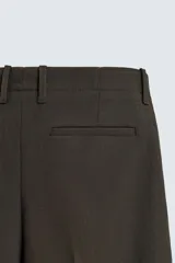 Pantalón de corte regular fit confeccionado en lana de origen italiano. Presenta bolsillos laterales, bolsillo cerillero frontal, bolsillos traseros de vivo y cierre frontal con cremallera y botón.