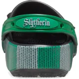 Zuecos Crocs Classic con diseño de la casa Slytherin de Harry Potter. Color negro con detalles en verde y gris, suela con estampado de bufanda, charms Jibbitz alusivos y nombre de la casa en la correa del talón.
