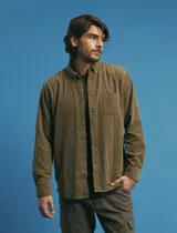 Camisa de manga larga confeccionada en pana de algodón, con cuello button-down y bolsillo frontal en el pecho.