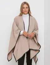 Ruana de tejido suave color azul oscuro, con vivos de ecocuero negro en los bordes.