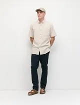 Pantalón tipo chino de corte slim moderno, de color gris, con bolsillos funcionales delanteros e italianos y detalles de costura premium.