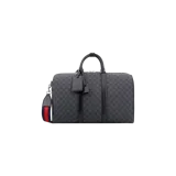 Bolso duffle Gucci GG Supreme en color negro y gris con el monograma icónico de la marca. Cuenta con detalles de cuero negro, asas superiores rígidas y una correa ajustable y desmontable con franjas en azul y rojo. Incluye etiqueta colgante de cuero.