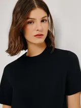 Camiseta de manga corta con cuello redondo, confeccionada en algodón de alta calidad con un corte clásico y versátil.