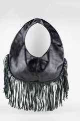Cartera de cuero color negro, de diseño redondo tipo hobo con manija integrada y flecos largos colgantes en todo el borde inferior.