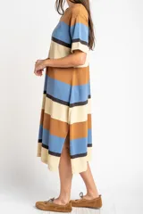Vestido midi de punto con diseño de rayas horizontales en tonos marrón, azul y beige. Presenta cuello redondo, mangas cortas y un corte recto con aberturas laterales en el ruedo.