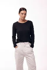 Remera de manga larga color negro, con cuello redondo y corte ajustado al cuerpo.