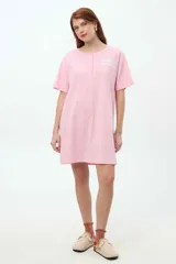 Camisón corto rosado de algodón con cuello redondo abotonado y mangas cortas. Estampado frontal con la frase 'Things Matter'.