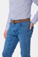 Pantalón de jean skinny celeste con spandex, tiro medio y corte ajustado.