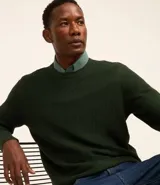 Suéter masculino de cuello redondo y manga larga, confeccionado en tejido de malla con textura de cuadros grid. Presenta un diseño minimalista y versátil, ideal para diversas ocasiones.