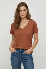 Remera de algodón color terracota, con cuello en V y mangas cortas, de corte holgado.