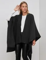 Ruana de tejido suave color azul oscuro, con vivos de ecocuero negro en los bordes.