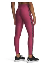 Calza deportiva de tiro alto en color fucsia, confeccionada en tejido HeatGear elástico y de secado rápido. Presenta una banda lateral negra con el logo de la marca repetido y el logo de Under Armour en la pierna izquierda.