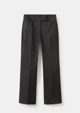 Jeans de denim negro de tiro bajo y corte recto, con presillas para cinto y bolsillos funcionales.