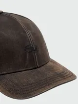 Gorra de béisbol Diesel, color marrón oscuro con efecto lavado y desgastado. Presenta un bordado tono sobre tono del logo de la marca en el panel frontal.