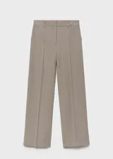 Pantalon de vestir corte wide leg color beige, con tiro medio, trabillas para cinturón y detalle de pinzas frontales. Cuenta con bolsillos laterales y cierre oculto con botón, gancho y cremallera.