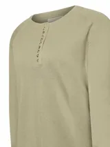 Sweater de punto color verde oliva, con cuello redondo y apertura frontal parcial con botones de madera. Presenta mangas largas con puños ajustados y diseño de calce regular.