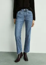 Jeans Matilda de tiro medio y corte recto, confeccionados en tejido 100% algodón denim. Presenta diseño clásico de cinco bolsillos, cierre de cremallera con botón metálico y trabillas para cinturón.