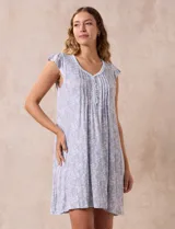 Camisón corto azul marino con estampado floral celeste, escote en V con puntilla blanca y botones.