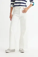 Pantalón de corte wide leg en color blanco, con tiro medio, cierre frontal con botón y bolsillos laterales.