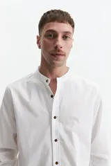 Camisa de hombre color gris con cuello mao, mangas largas y cierre abotonado. Confeccionada en algodón con look lino.