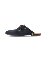 Zueco de gamuza azul marino, de diseño estilo náutico sin talón con cordones de cuero marrón y ojalillos metálicos dorados.