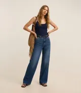 Blusa de bretel fino color azul marino, confeccionada en malla de algodón peruano, con escote redondo y sin estampa.