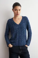 Sweater de tejido de punto con textura acanalada, color verde oscuro, de corte recto y manga larga. Presenta un diseño clásico con cuello redondo.