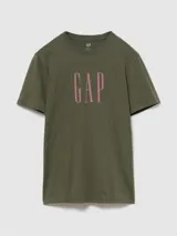 Remera de algodón color verde oliva con cuello redondo, manga corta y logo de la marca estampado en el centro del pecho en color rosado.