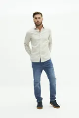 Camisa de manga larga color beige claro, confeccionada en una mezcla de lino y algodón. Presenta un corte semi slim, cuello camisero y un pequeño logo bordado en el pecho.