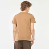 Camiseta marrón de manga corta con cuello redondo y estampado con logos en el pecho.