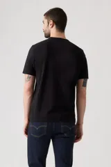 Remera de algodón de corte clásico, color negro, con cuello redondo y logo pequeño bordado en el pecho.