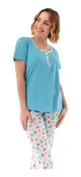 Pijama compuesto por una remera celeste de manga corta con escote redondo y botonera frontal, y un pantalón largo blanco con estampado tropical de sandías y hojas.