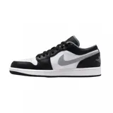 Championes Nike Air Jordan 1 Low, en combinación de colores blanco, negro y gris. Presentan diseño de corte bajo con capellada de cuero, el característico logo swoosh en el lateral, perforaciones en la puntera para mayor transpirabilidad y suela de goma duradera.