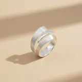 Anillo de plata 925 con diseño envolvente de textura cepillada, que simula dos bandas superpuestas.