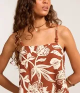 Blusa de bretel fino confeccionada en tejido viscolino con estampa floral estilo pañuelo.