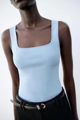 Camiseta celeste de corte ajustado, con escote cuadrado y tirantes anchos.