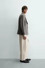 Blazer de corte slim fit confeccionada en tejido con viscosa, con cuello de solapas de muesca, cierre frontal de un botón, bolsillos de solapa en la cadera y bolsillo de vivo en el pecho.