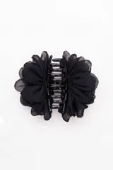 Broche en forma de flor con pétalos de tela superpuestos en color bordó.