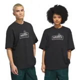Remera de algodón de corte holgado, color negro, con estampado gráfico en el pecho que incluye el logo de Adidas Skateboarding y una ilustración de un skater.