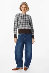 Sweater de punto con diseño de cuadros, cuello redondo y puños y cintura acanalados en color bordó sólido.